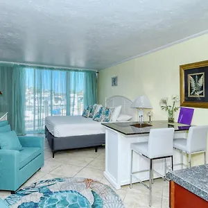 Aparthotel Waterfront Room, Heated Pool, Tiki Bar & Grill, Sarasota